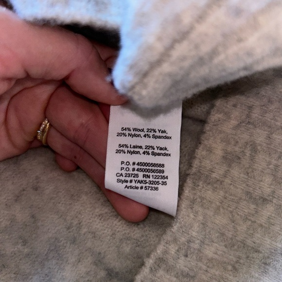 Aritzia oversized turtle neck sweater. Size XS - Picture 3 of 3